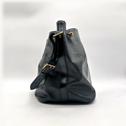 Louis Vuitton Petit Noé Cuir Épi Noir - profil et bandoulière réglable