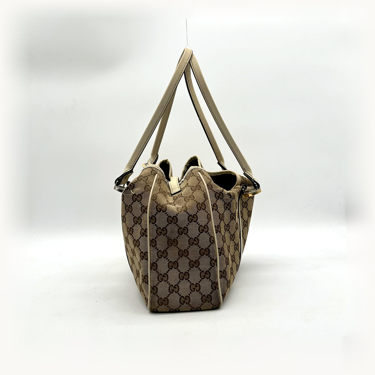 Gucci Cabas Toile GG Beige - vue d'un côté, sac tenu par les anses