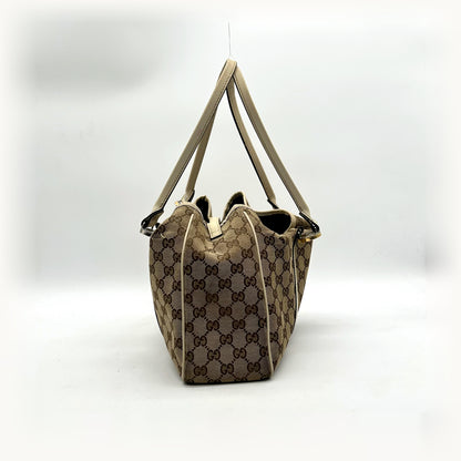 Gucci Cabas Toile GG Beige - vue d'un côté, sac tenu par les anses