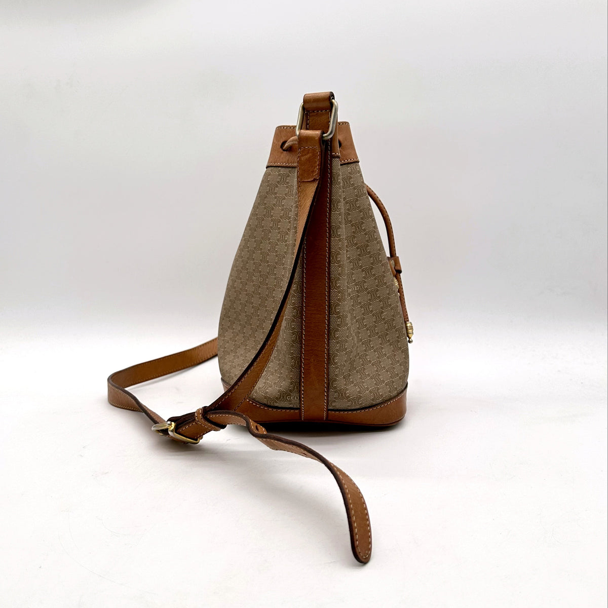 Céline Seau Toile Macadam Beige - profil et bandoulière réglable