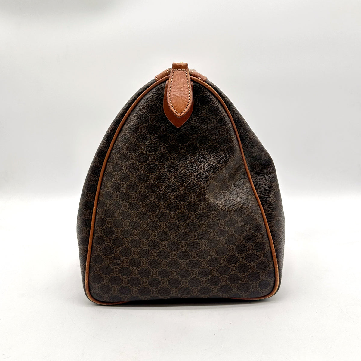 Céline Boston Toile Macadam Brun - vue d'un bout, patte de cuir