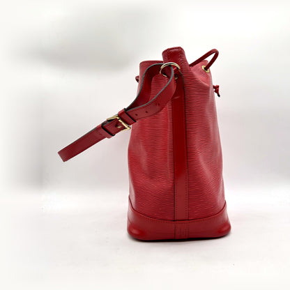 Louis Vuitton Noé Cuir Épi Rouge - profil et bandoulière réglable