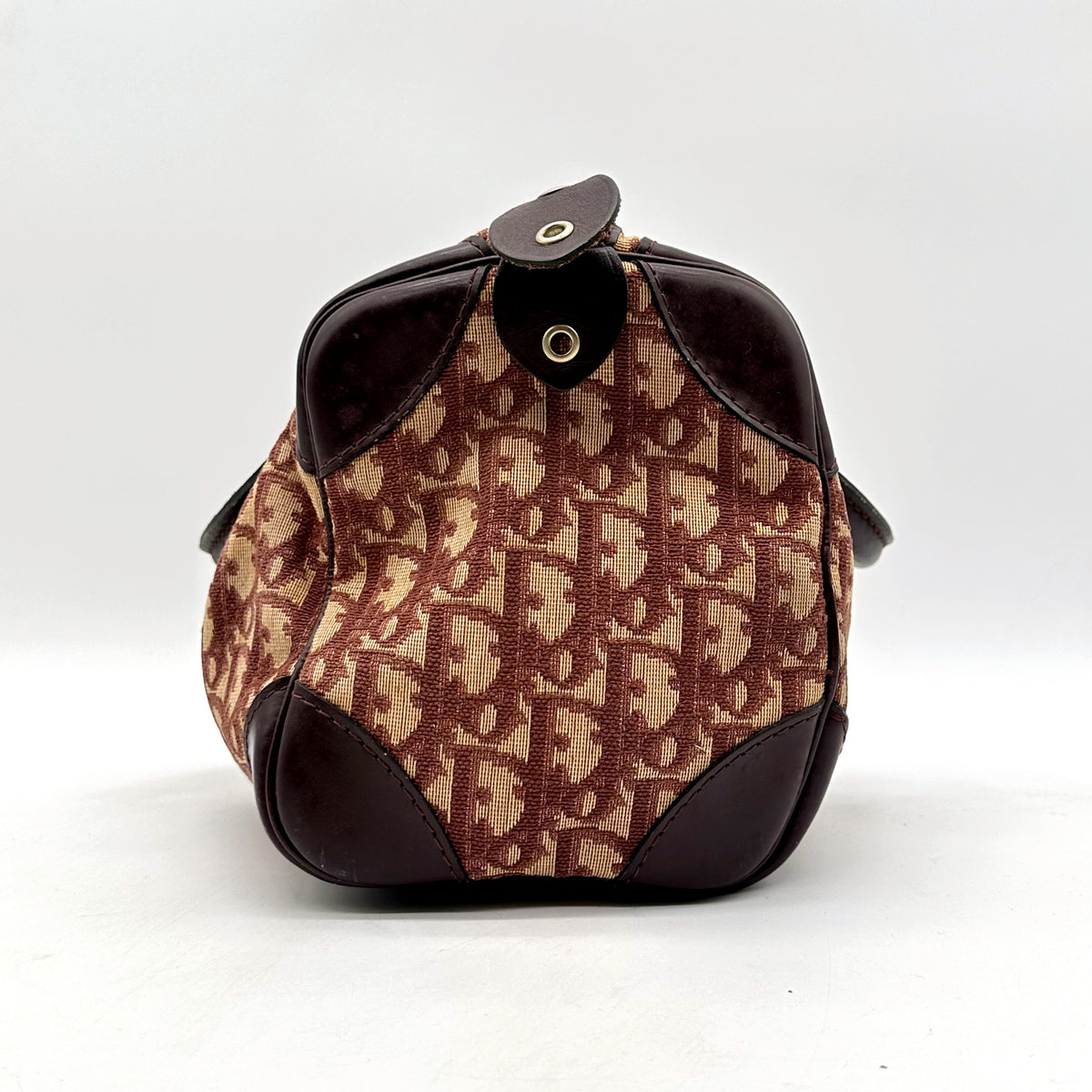 Dior Boston Toile Trotter Rouge - vue d'un bout, coins renforcés de cuir