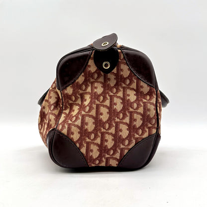 Dior Boston Toile Trotter Rouge - vue d'un bout, coins renforcés de cuir