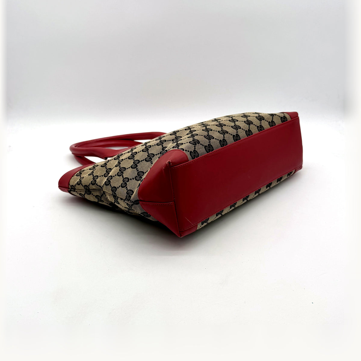 Gucci Tote Lona GG y Piel Roja - bolso apoyado de lado, ángulo opuesto