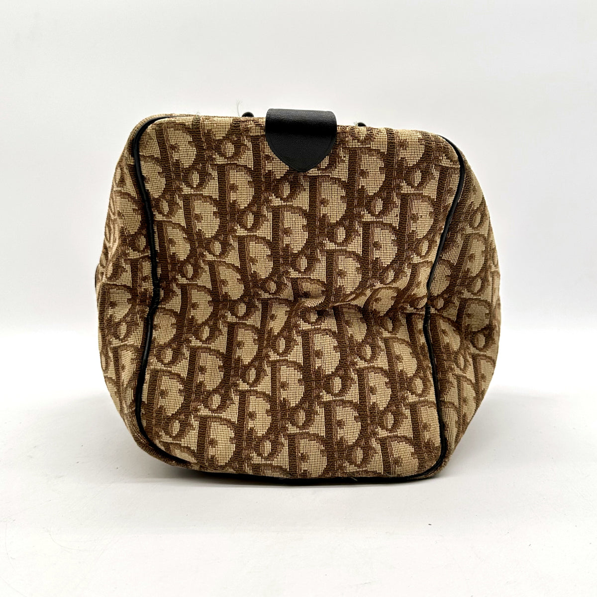Dior Boston Toile Trotter Beige - vue d'un bout, patte de cuir