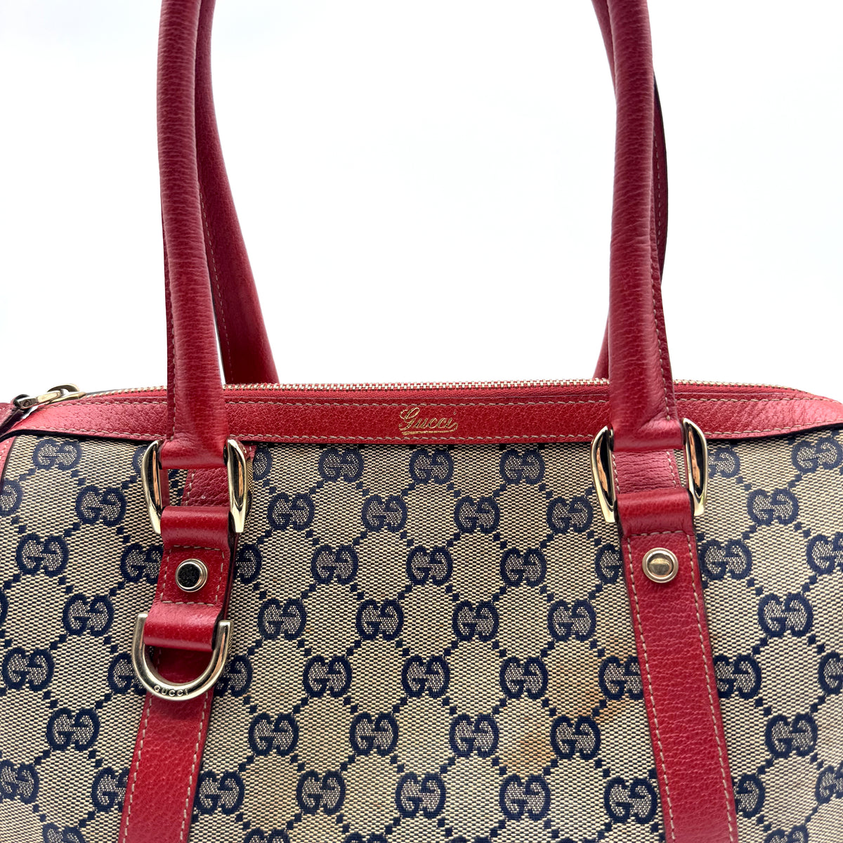 Gucci Boston Abbey Toile GG et Cuir Rouge - détail du haut du sac et de l'anneau doré
