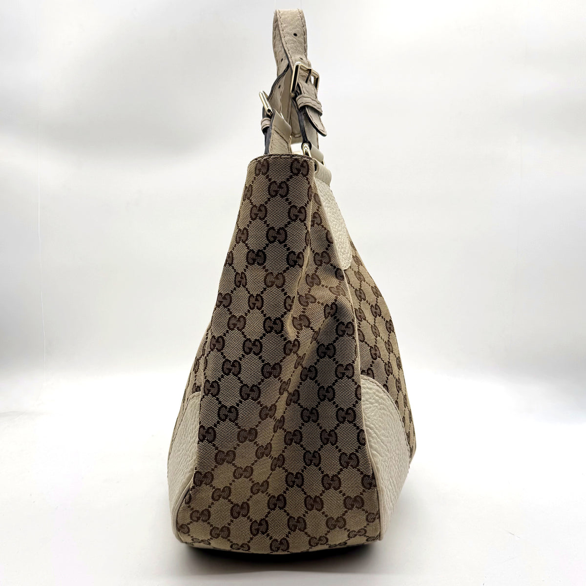 Gucci Tote Toile GG Beige et Cuir Crème - profil, sac suspendu