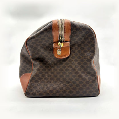 Céline Boston Toile Macadam Brun - vue d'un bout, patte de cuir et zip