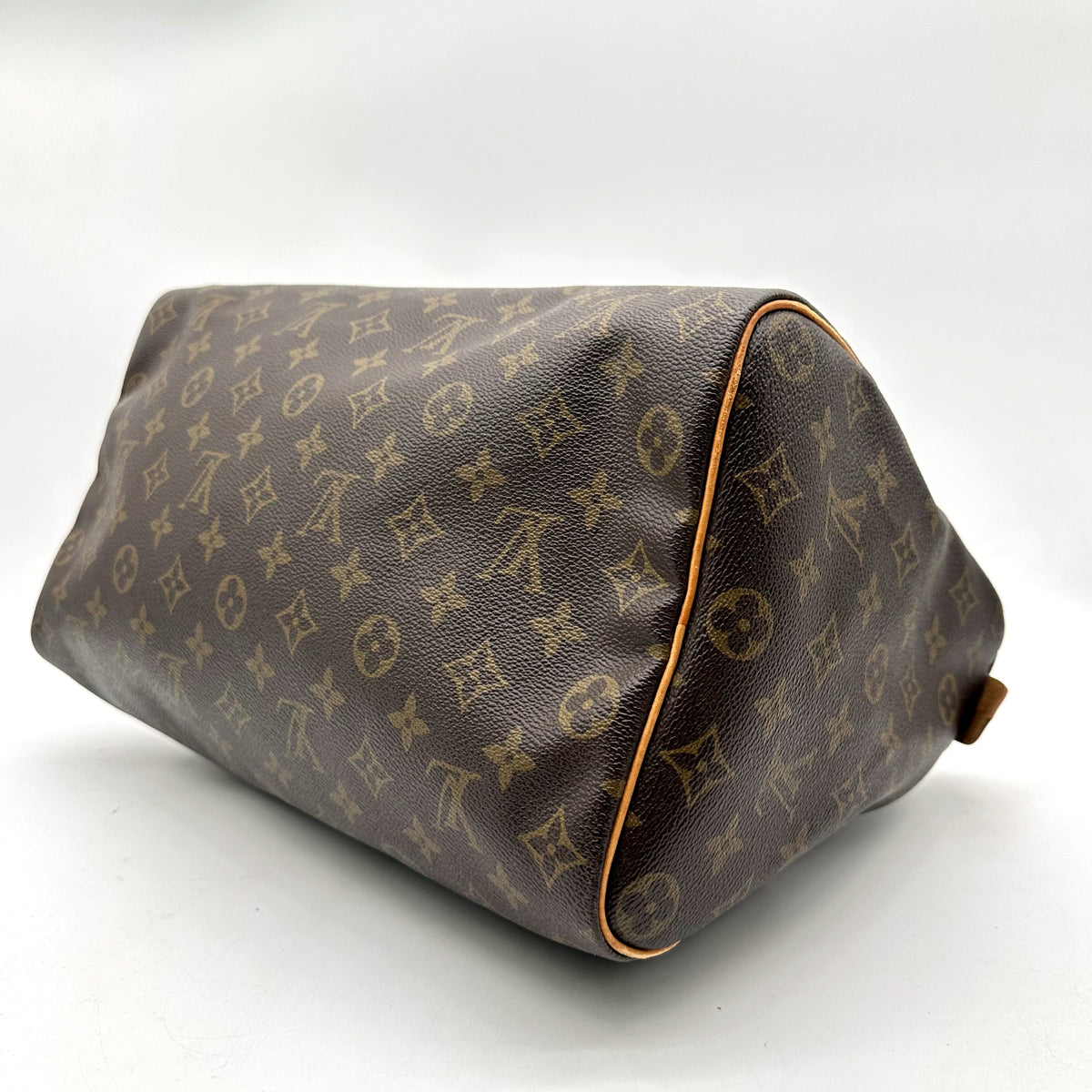 Louis Vuitton Speedy 35 Toile Monogram - vue du dessous en angle
