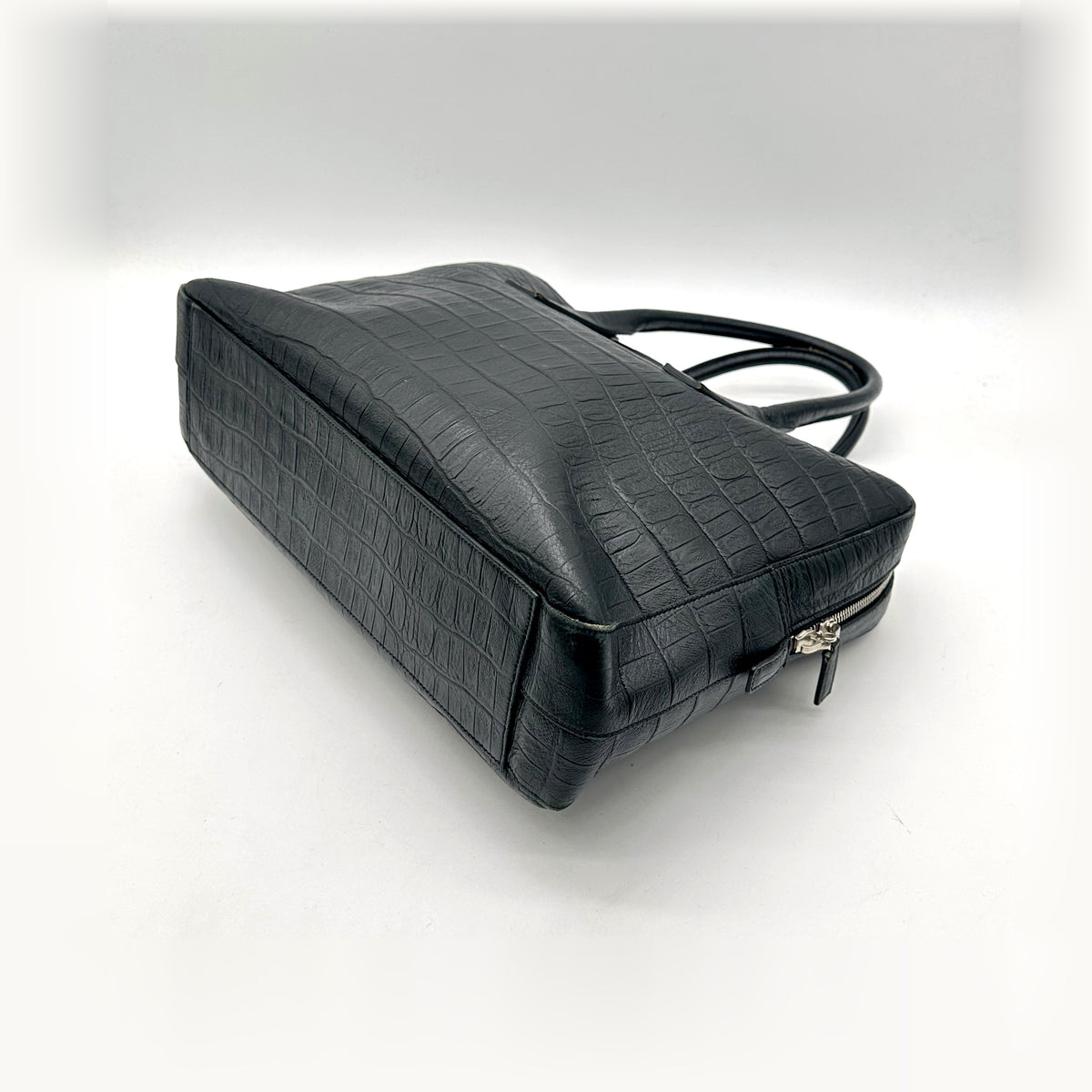 Saint Laurent Porte-documents Cuir Façon Croco Noir - vue en angle, sac couché