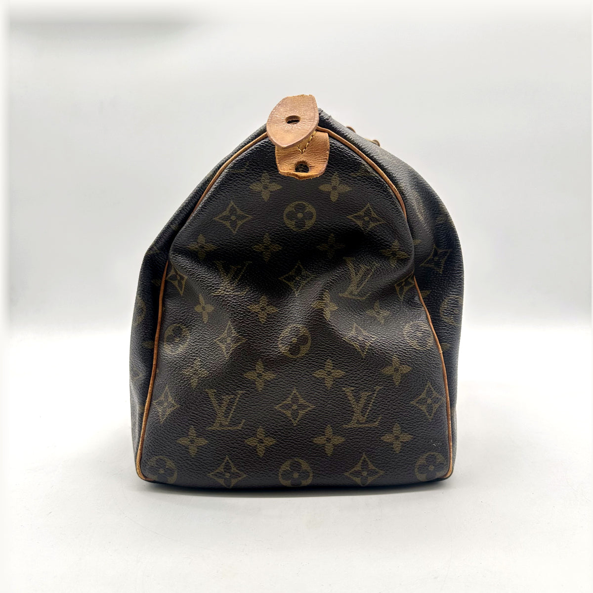 Louis Vuitton Speedy 30 Toile Monogram - côté avec patte en cuir naturel