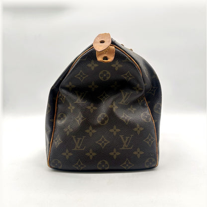 Louis Vuitton Speedy 30 Toile Monogram - côté avec patte en cuir naturel