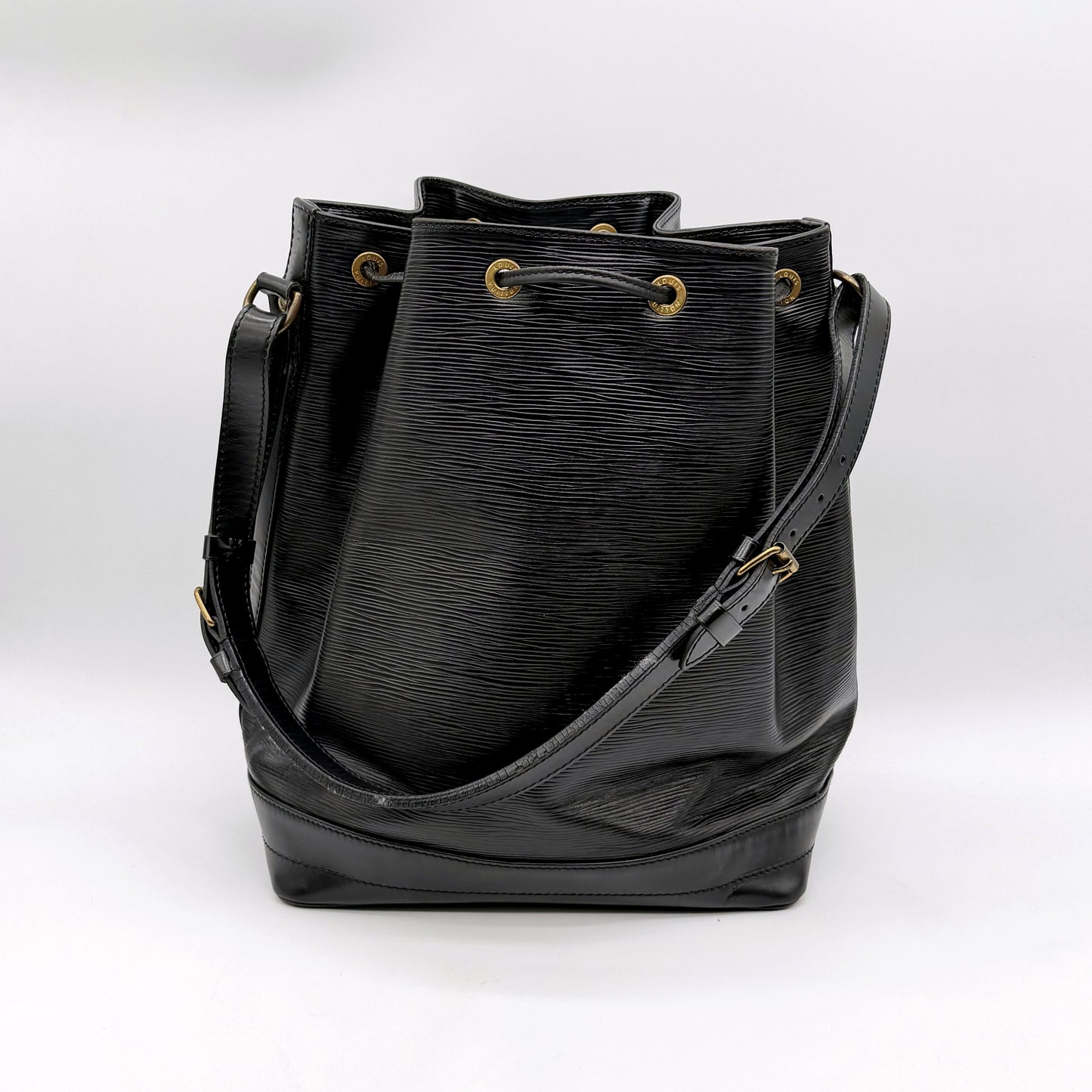 Louis Vuitton Noé Cuir Épi Noir - vue de trois quarts avec la bandoulière