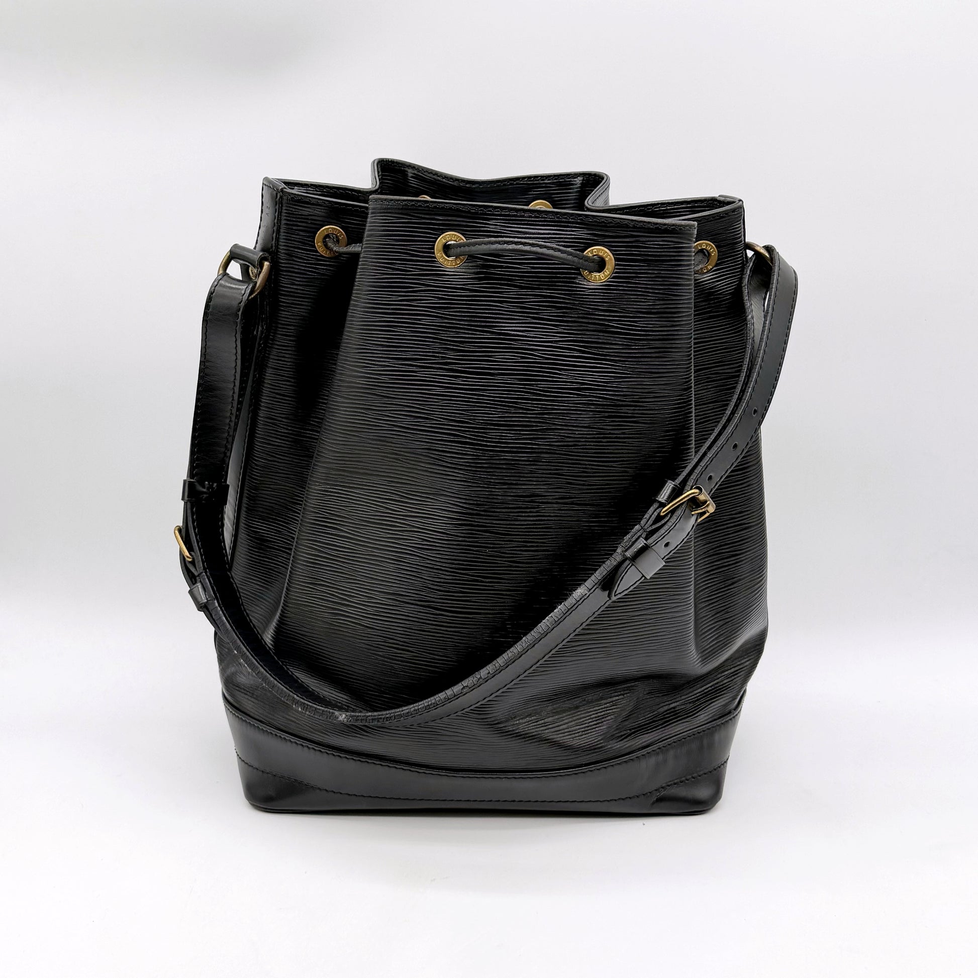 Louis Vuitton Noé Cuir Épi Noir - vue de trois quarts avec la bandoulière