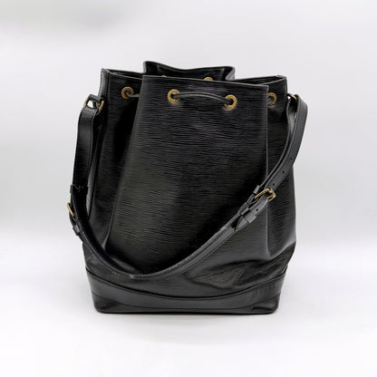 Louis Vuitton Noé Cuir Épi Noir - vue de trois quarts avec la bandoulière
