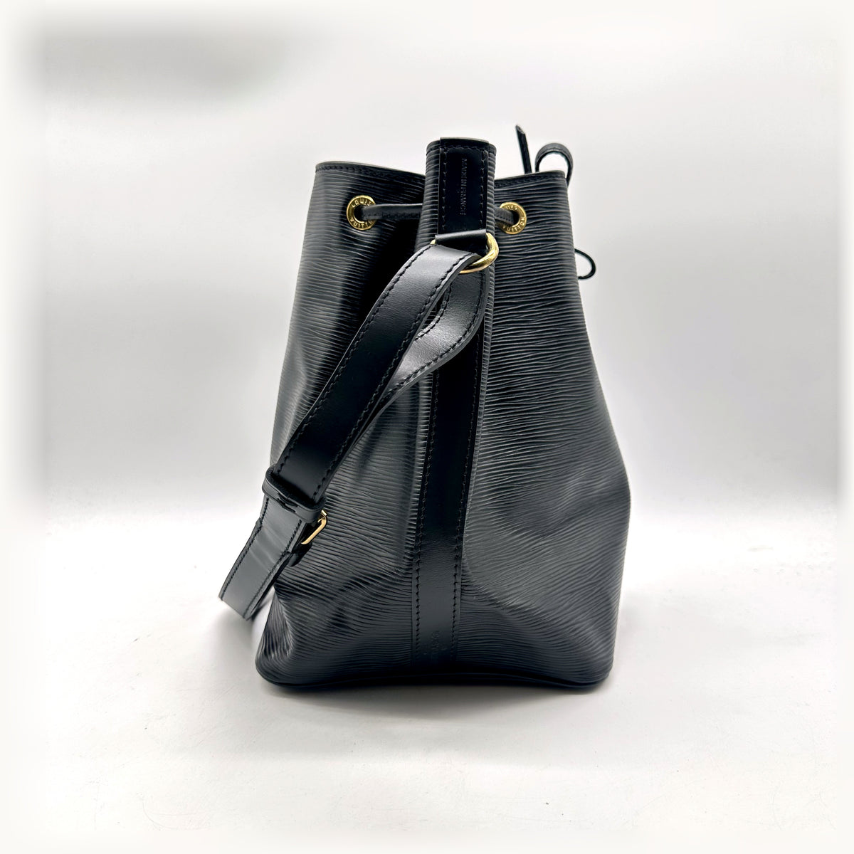 Louis Vuitton Petit Noé Cuir Épi Noir - profil, anse déployée