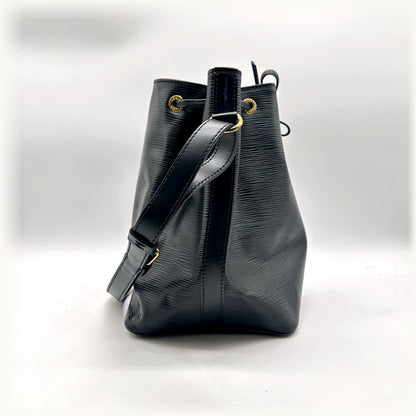 Louis Vuitton Petit Noé Cuir Épi Noir - profil, anse déployée