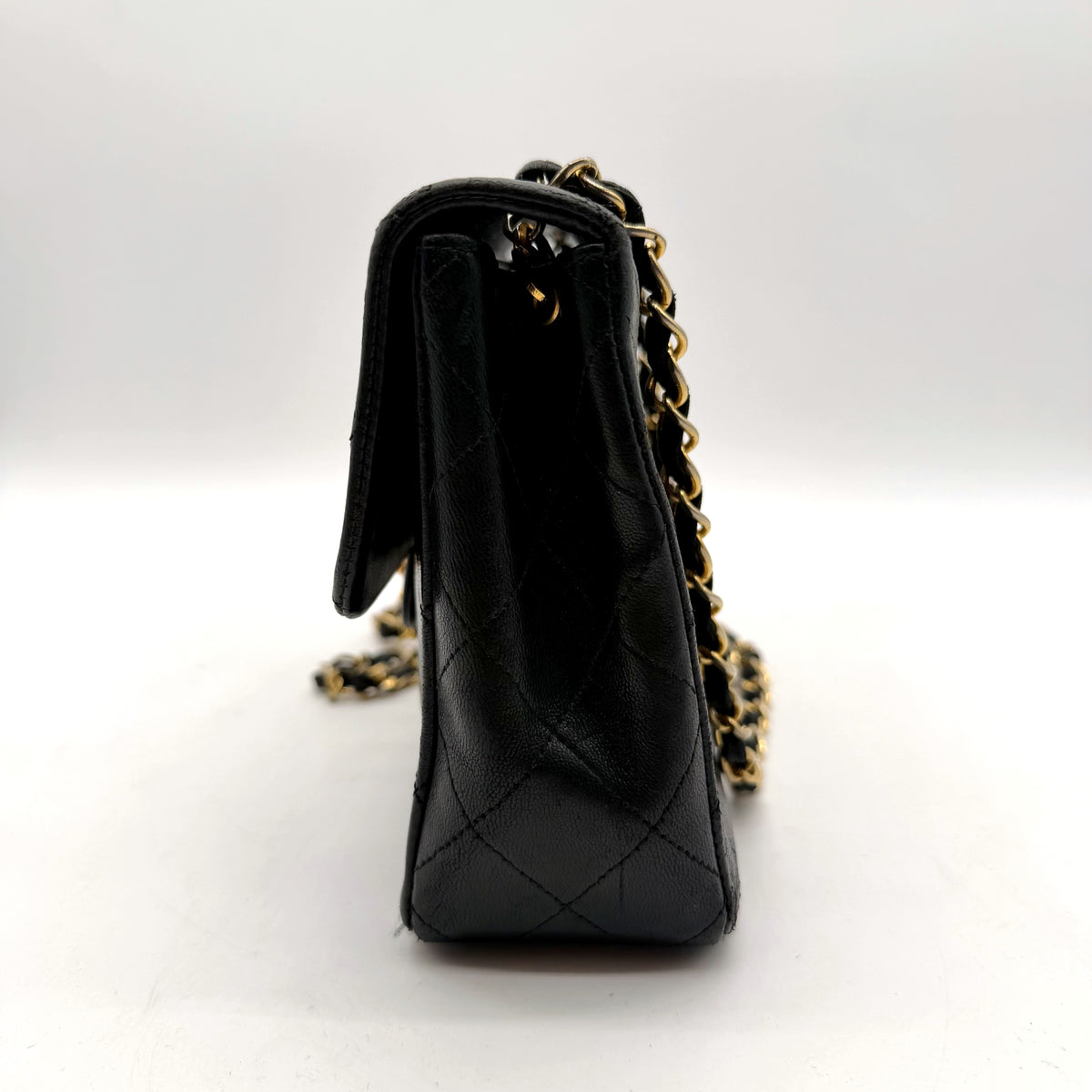 Chanel Mini Square Single Flap Cuir d'agneau Noir - profil, épaisseur du sac