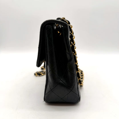 Chanel Mini Square Single Flap Cuir d'agneau Noir - profil, épaisseur du sac