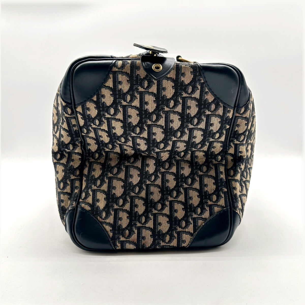 Dior Boston Toile Trotter Bleu Marine - vue de profil, coins renforcés de cuir