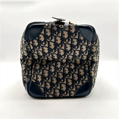 Dior Boston Toile Trotter Bleu Marine - vue de profil, coins renforcés de cuir