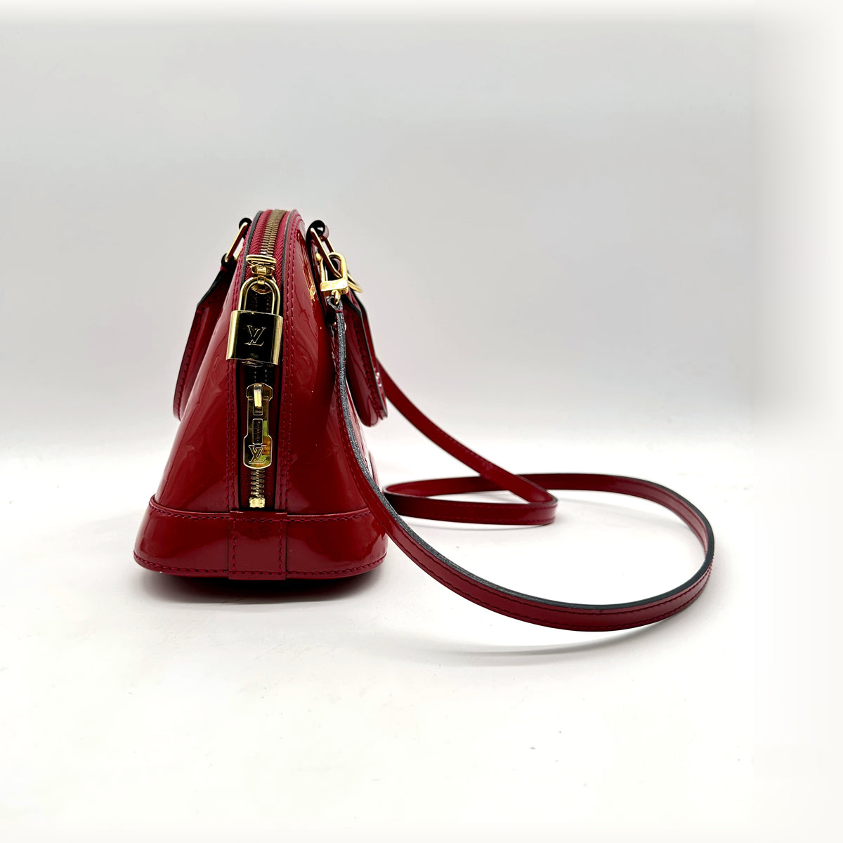 Louis Vuitton Alma BB Cuir Vernis Rouge - profil, zip en arc