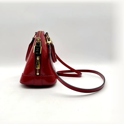 Louis Vuitton Alma BB Cuir Vernis Rouge - profil, zip en arc