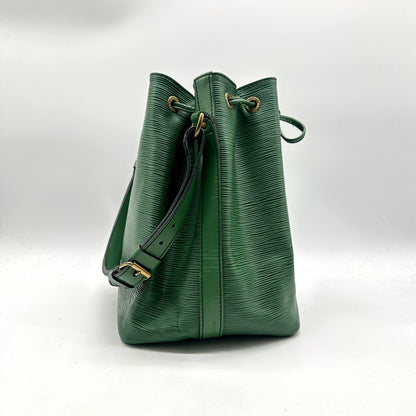 Louis Vuitton Petit Noé Cuir Épi Vert - profil, flanc du seau