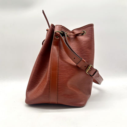 Louis Vuitton Noé Cuir Épi Marron - profil, flanc du seau