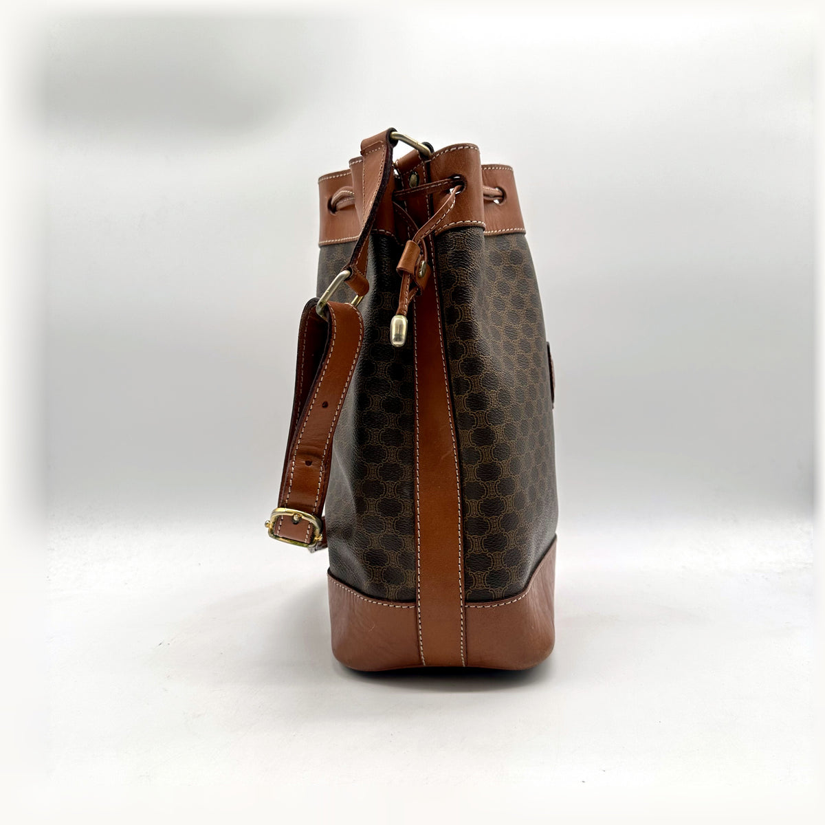 Céline Seau Toile Macadam Marron - profil, flanc du seau