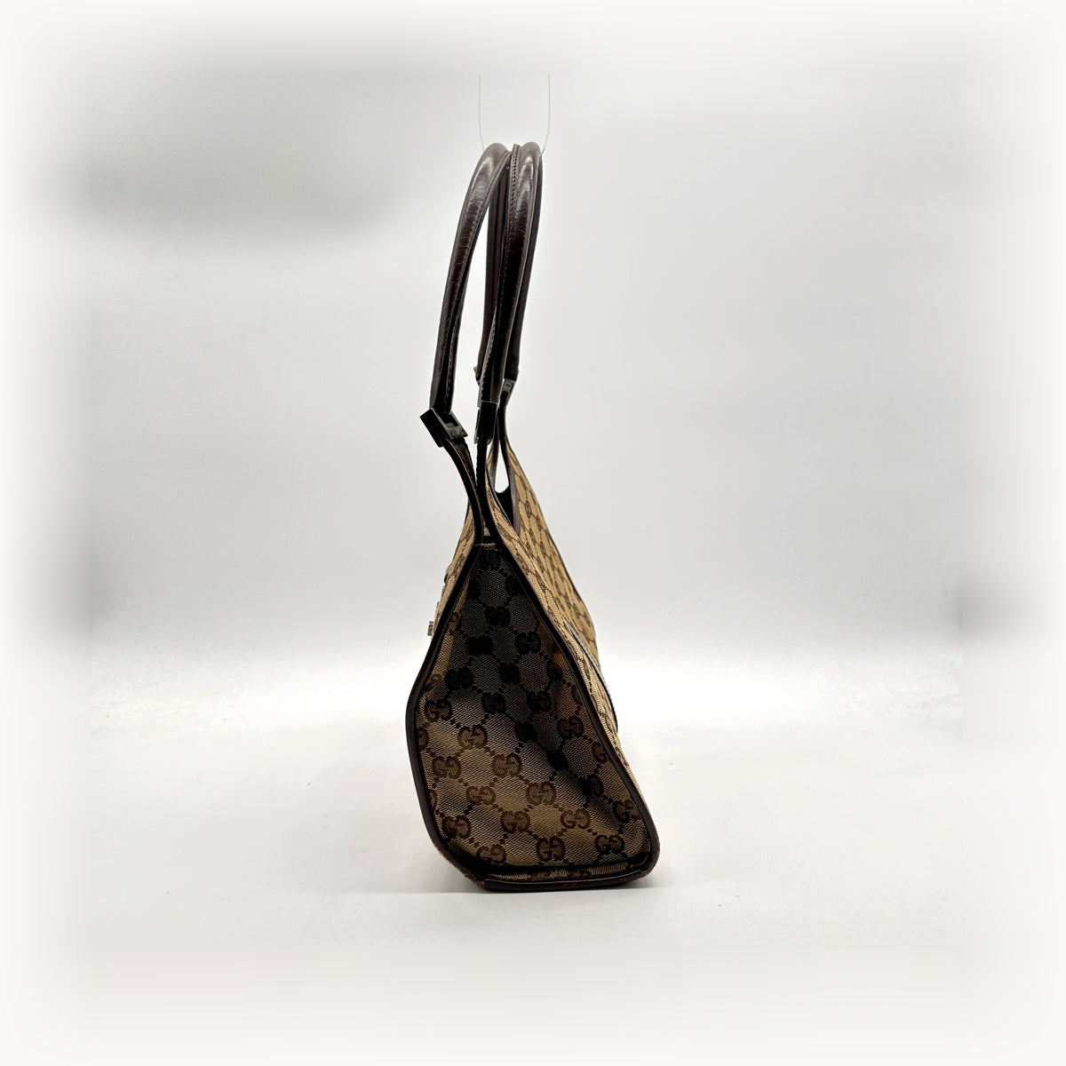 Gucci Jackie Toile GG Beige - profil, forme en croissant