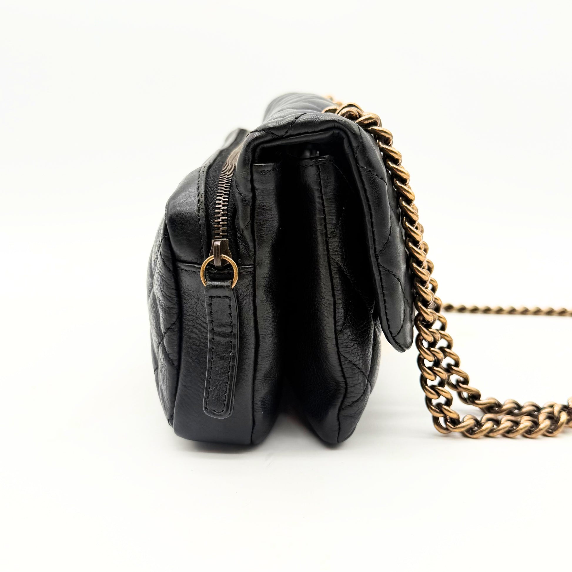 Chanel Sac à rabat matelassé cuir d'agneau - profil droit et chaîne dorée