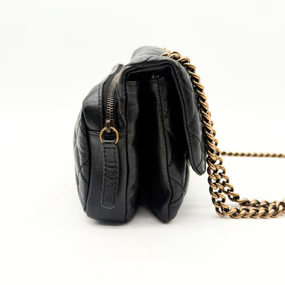 Chanel Sac à rabat matelassé cuir d'agneau - profil droit et chaîne dorée