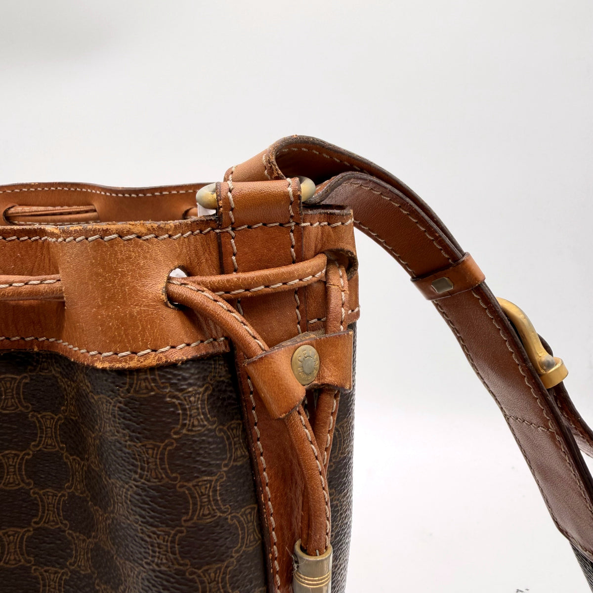 Celine sac seau Macadam toile brune - detail lien coulissant et cuir