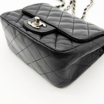 Chanel Mini Timeless carre 17 cuir agneau noir - vue trois quarts