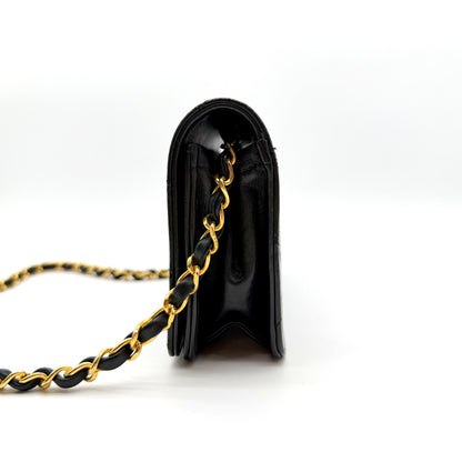 Chanel Wallet on Chain cuir d'agneau matelassé noir - vue de côté gauche, sac debout