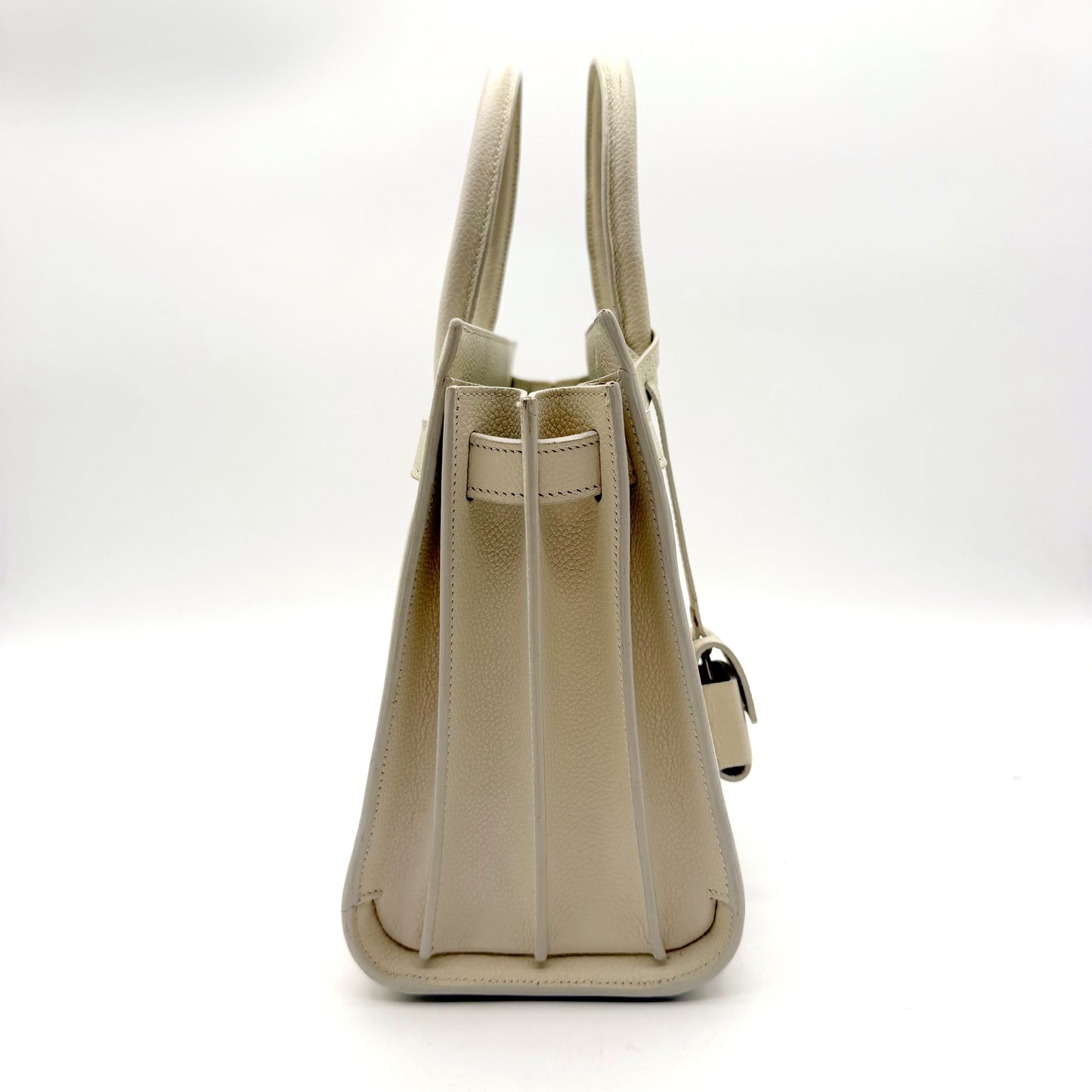Saint Laurent Sac de Jour Baby cuir grainé blanc cassé - vue de côté droit, soufflets déployés