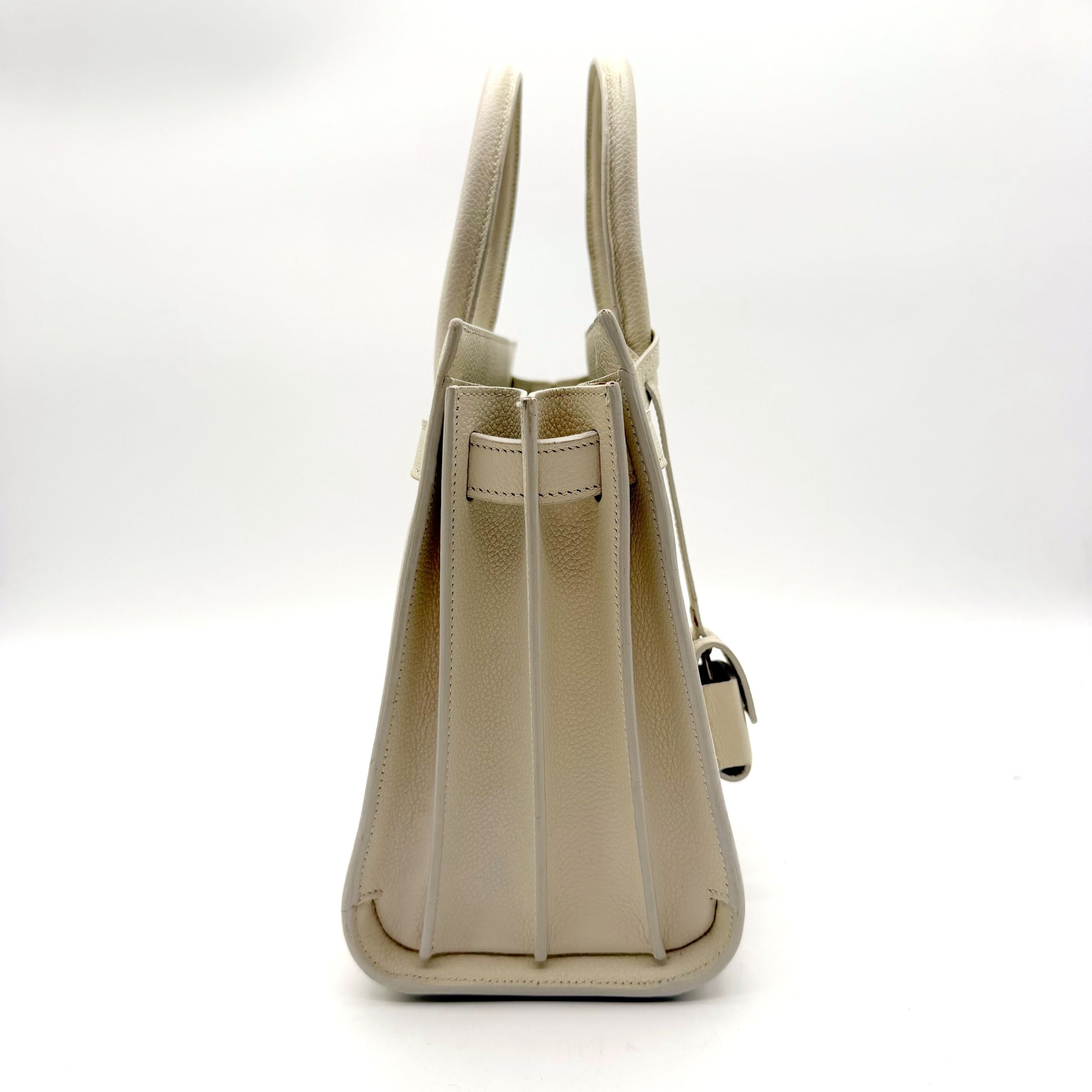 Saint Laurent Sac de Jour Baby cuir grainé blanc cassé - vue de côté droit, soufflets déployés