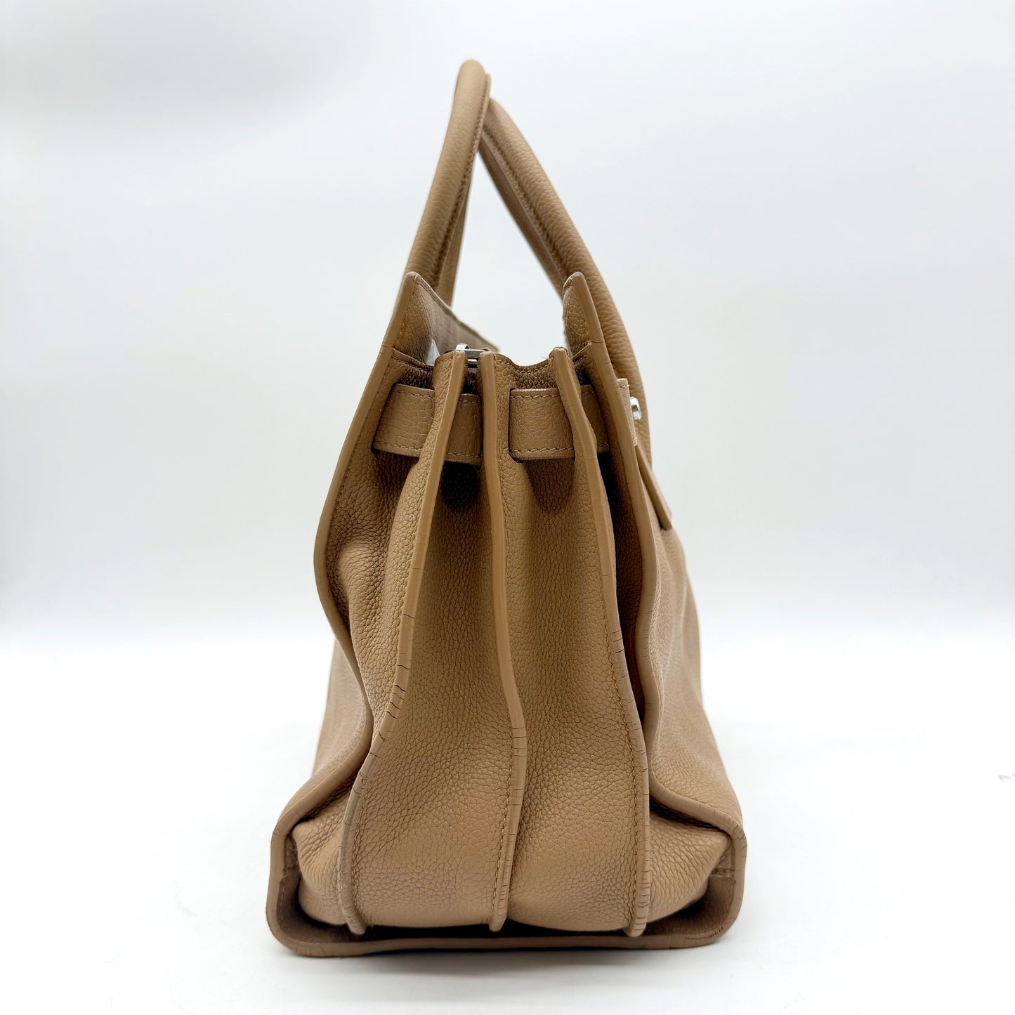 Saint Laurent Sac de Jour cuir grainé beige - côté opposé debout, soufflet latéral