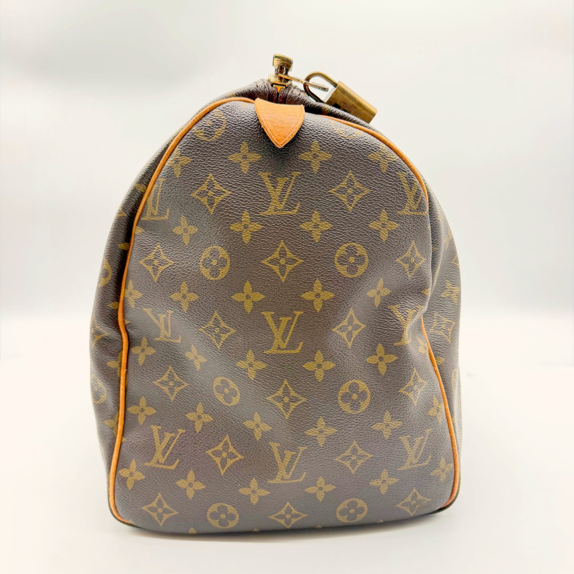 Louis Vuitton Keepall 50 toile Monogram - cote gauche avec cadenas