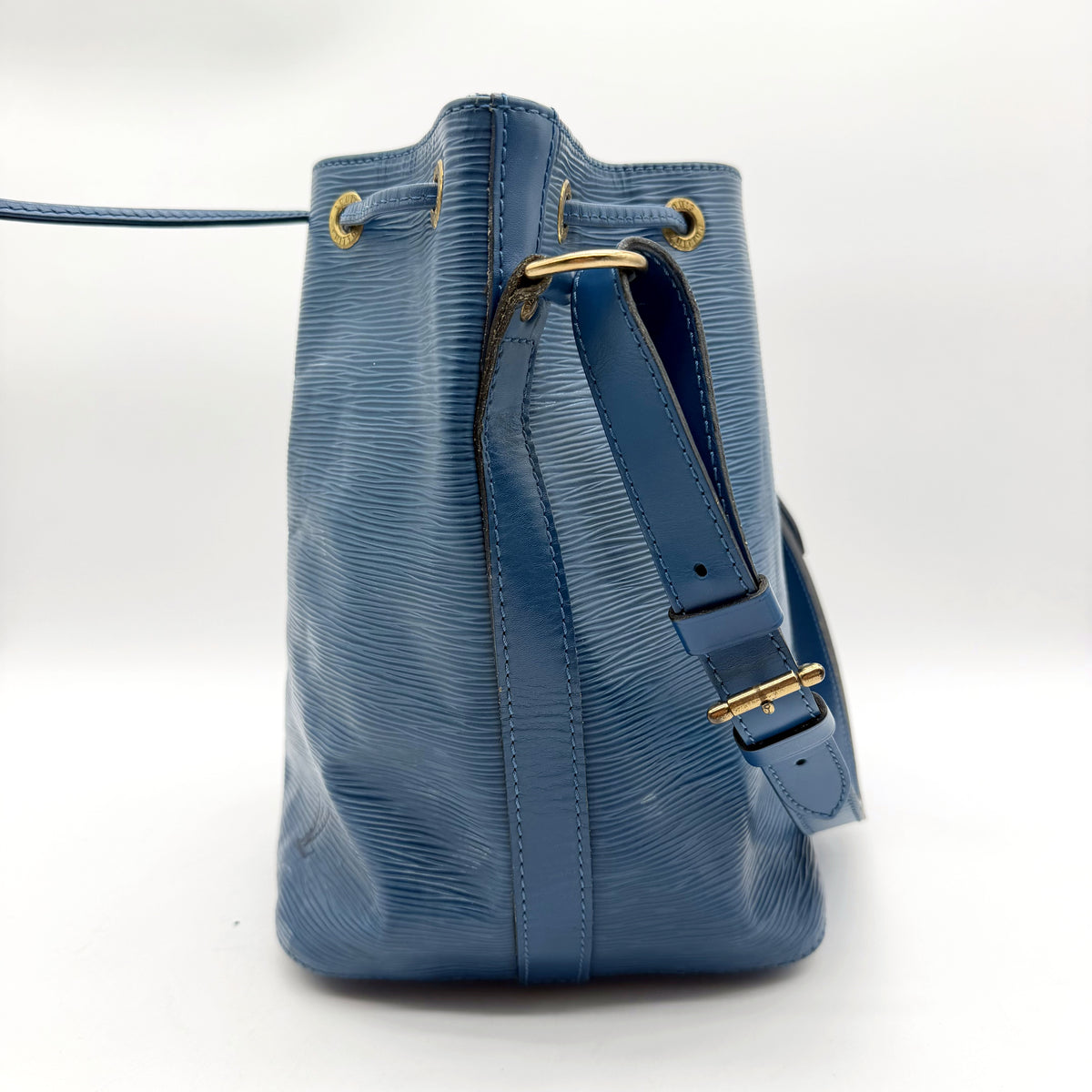 Louis Vuitton Petit Noé cuir Épi bleu - profil opposé et boucle de réglage