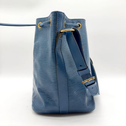 Louis Vuitton Petit Noé cuir Épi bleu - profil opposé et boucle de réglage