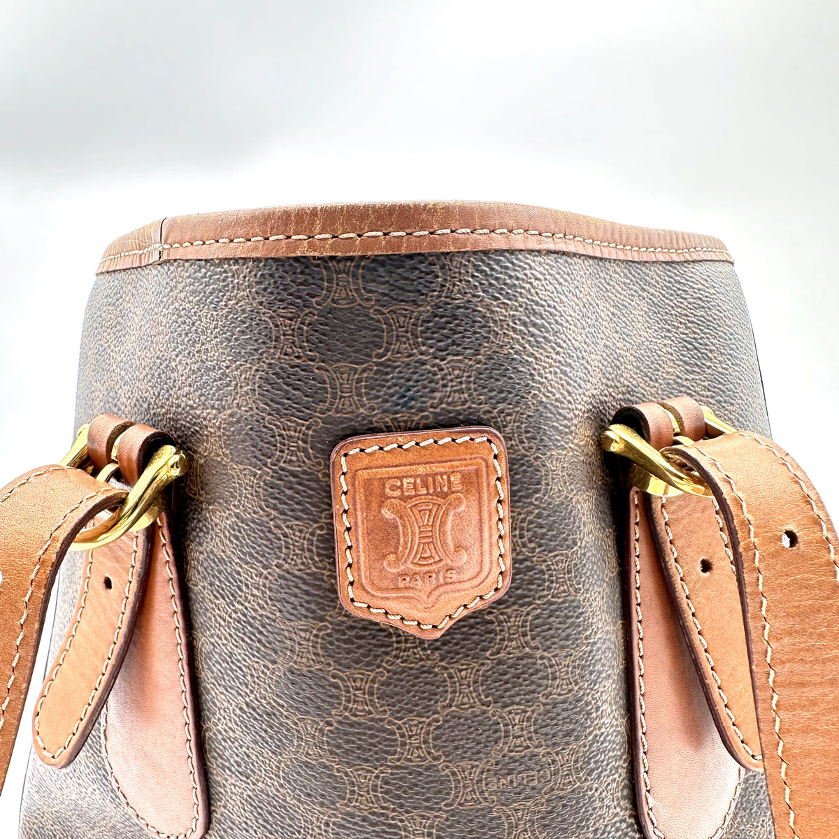 Céline Tote Toile Macadam Brun - détail du haut du sac et de l'écusson de cuir
