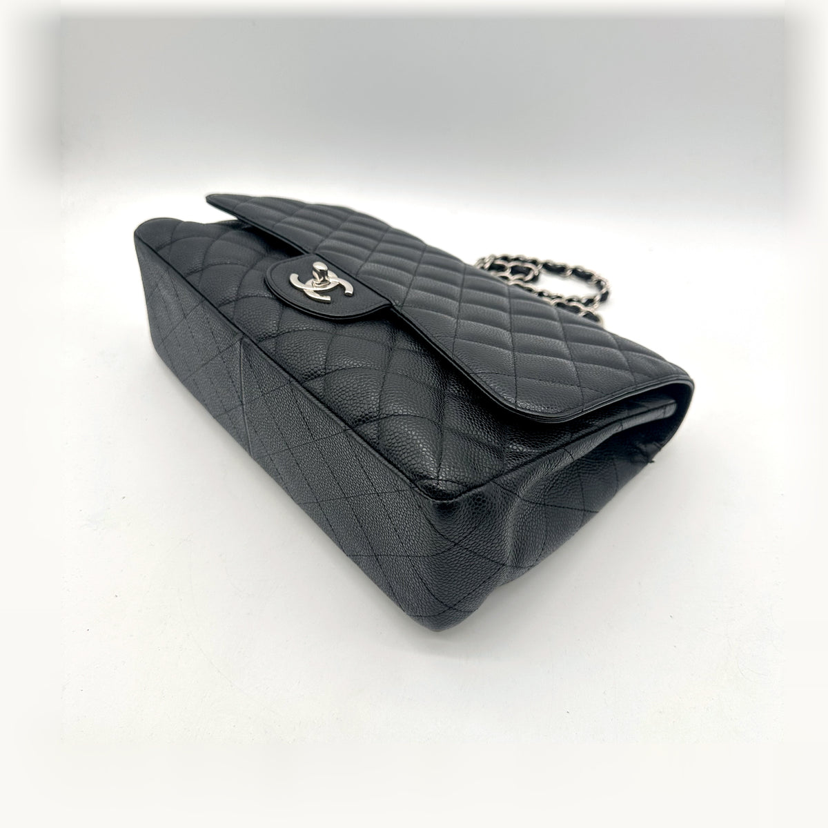Chanel Timeless 30 cm Cuir Caviar Noir - vue de trois quarts, rabat fermé