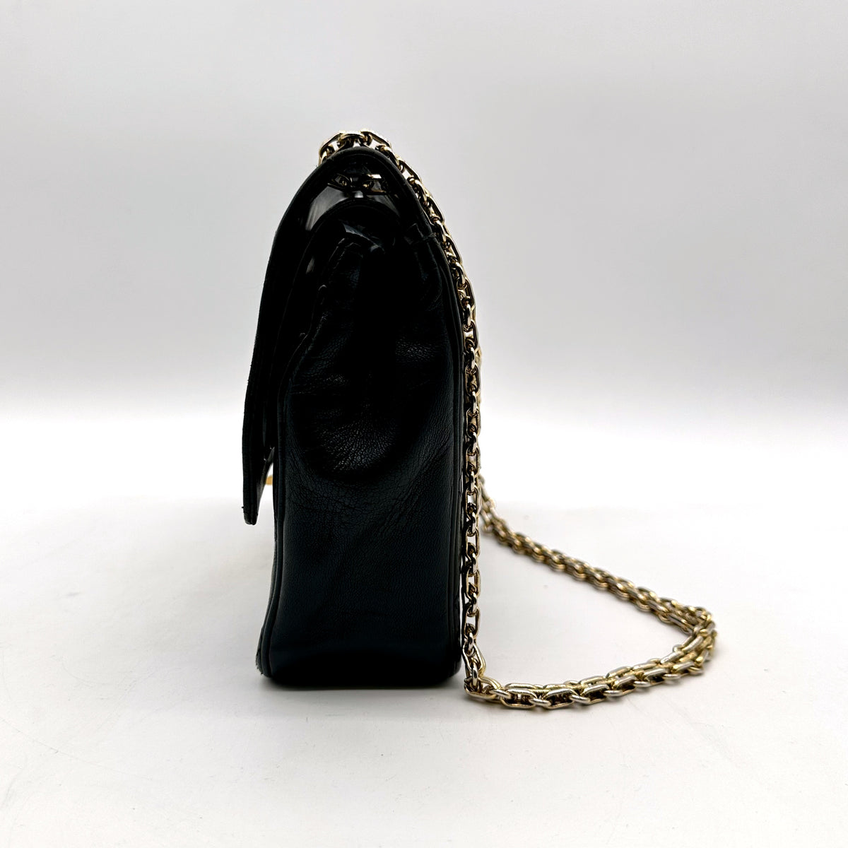 Chanel Timeless 25 cm Cuir d'agneau Noir - profil, épaisseur du sac