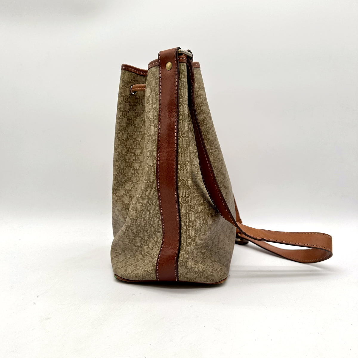 Céline Seau Toile Macadam Beige - profil opposé, hauteur du seau
