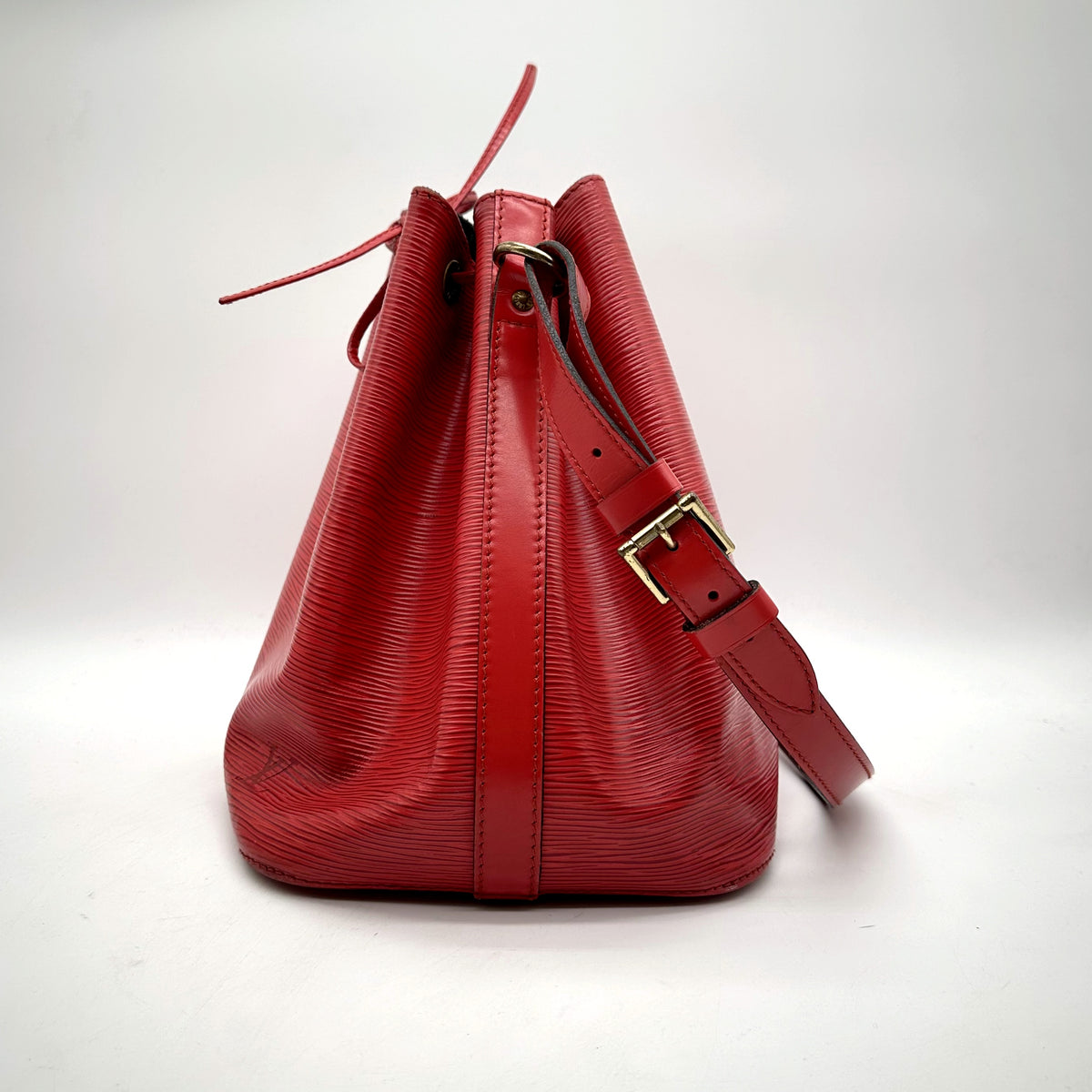 Louis Vuitton Petit Noé Cuir Épi Rouge - profil opposé, hauteur du seau