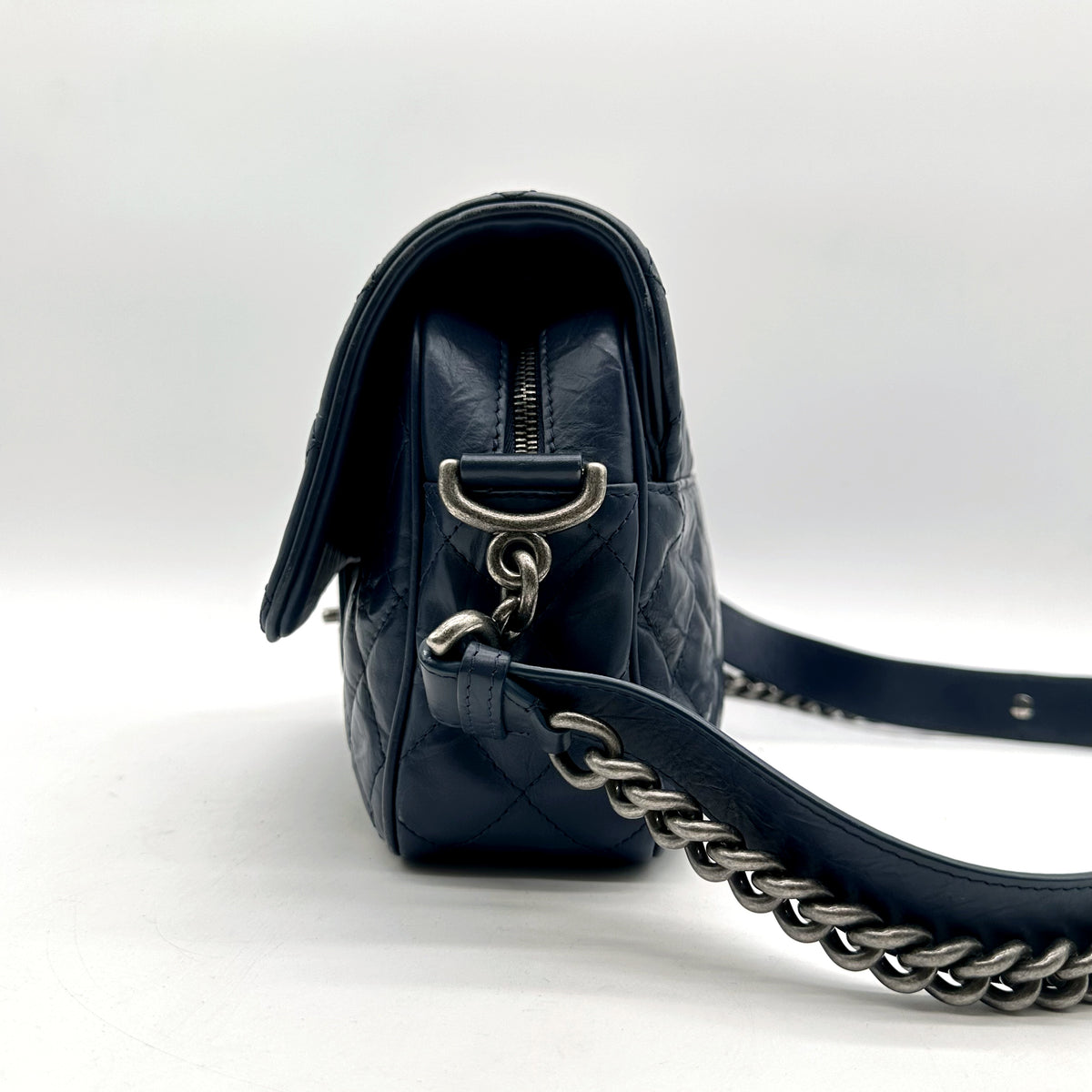 Chanel Matelassé Cuir Bleu Marine - profil opposé et attache de bandoulière