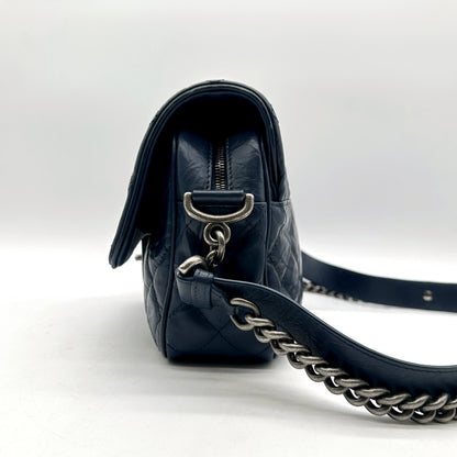 Chanel Matelassé Cuir Bleu Marine - profil opposé et attache de bandoulière
